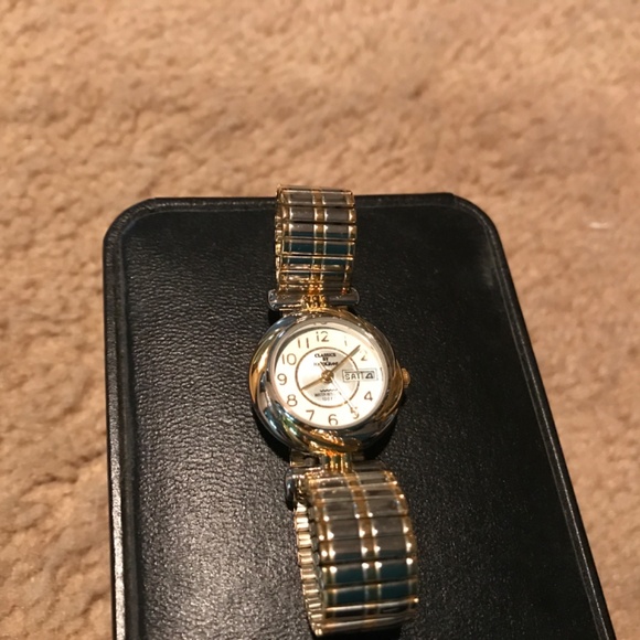 Classics by Foster Grant Women’s Watch. - Picture 5 of 6